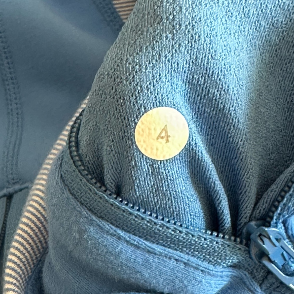 Lululemon Stride Full Zip Jacket in Blue Wee Stripe White Porcelaine Women Sz 4 - Picture 10 of 13